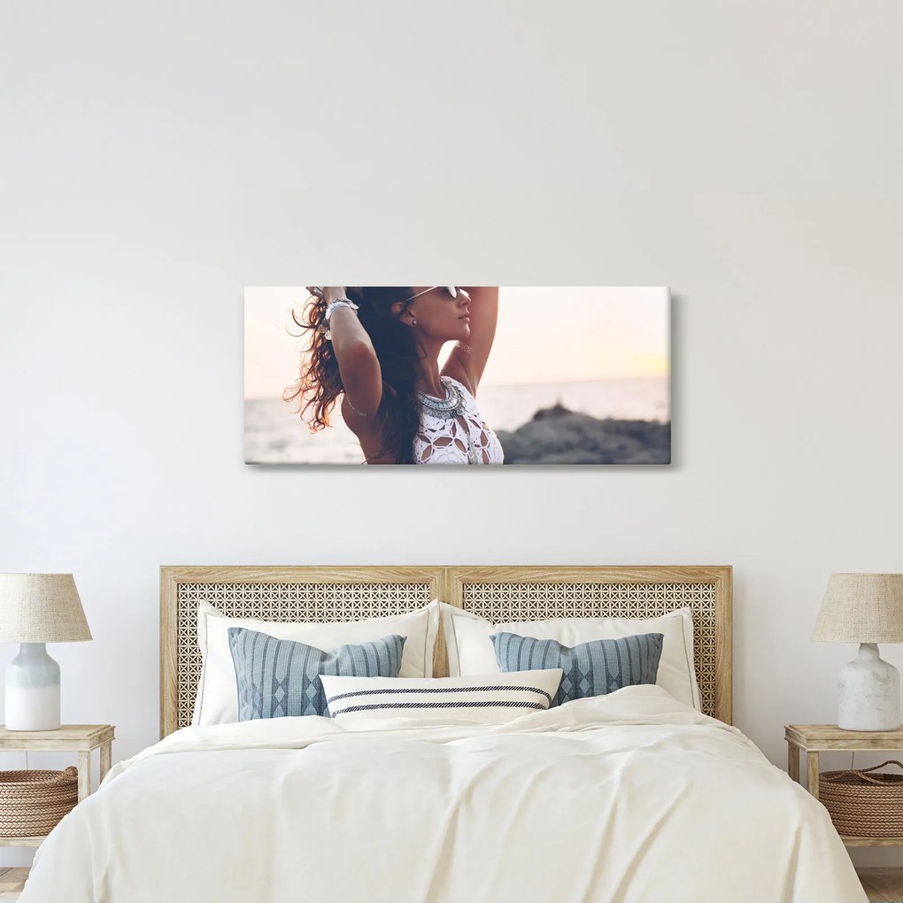 Tablou - Femeia pe plajă (120x50 cm)