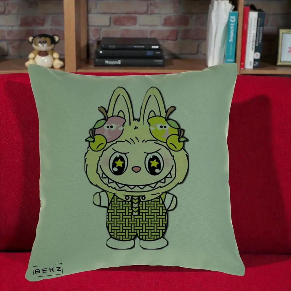 Perna Personalizata Labubu Galben cu Mere si Salopeta, 40x40 cm, Verde, Husa Detasabila, Perna Inclusa, BEKZ®