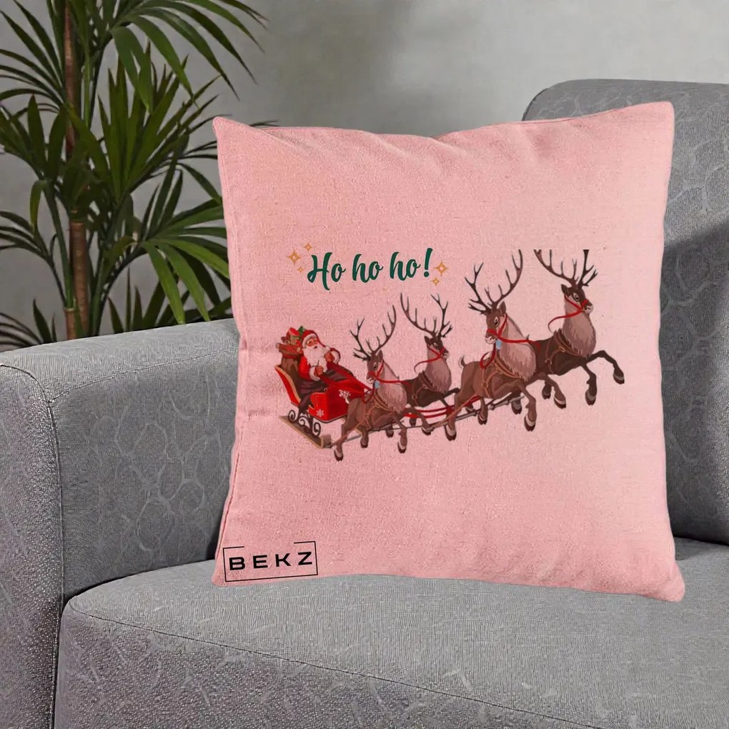 Perna Decorativa Ho Ho Ho Mos Craciun cu Sanie si Reni, 40x40 cm, Roz, Husa Detasabila, Perna Inclusa, BEKZ®
