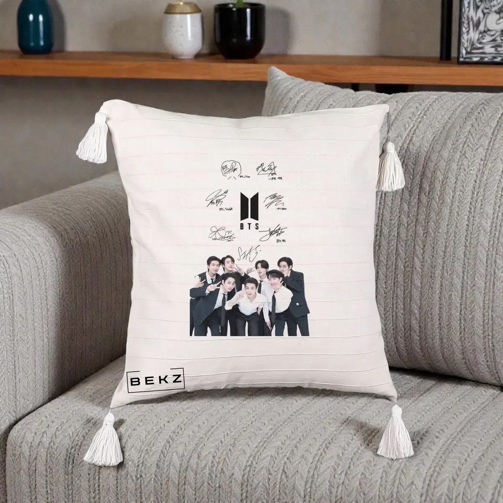 Perna Personalizata K-pop BTS Autografe Toti Membrii cu Fotografie, 40x40 cm, Bej cu Franjuri, Husa Detasabila, Perna Inclusa, BEKZ®