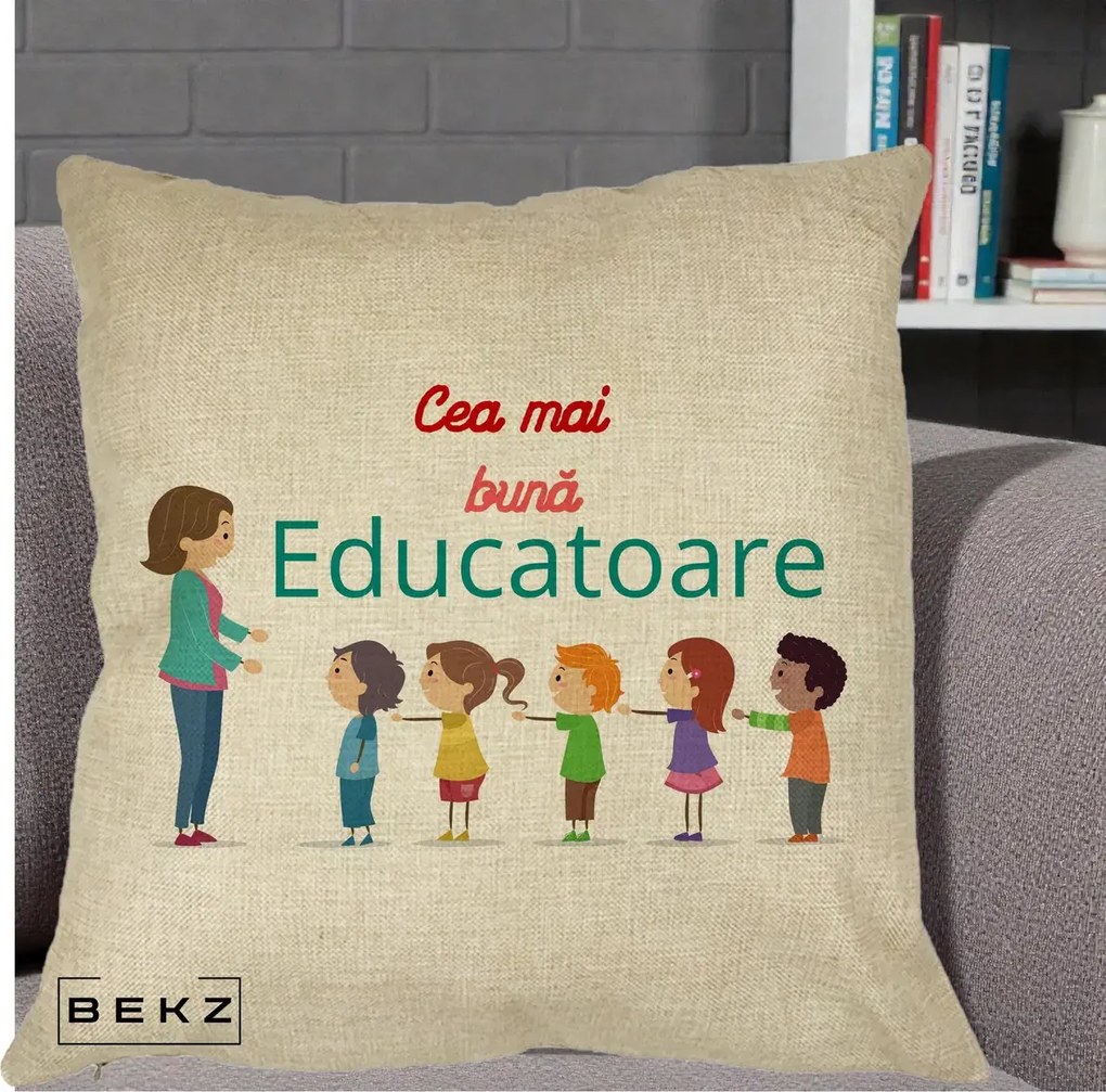 Cadou pentru Educatoare - Perna Personalizata Cea mai Buna Educatoare cu Ilustratie Copii si Educatoare, 40x40 cm, Crem, Husa Detasabila, Perna Inclusa, BEKZ®