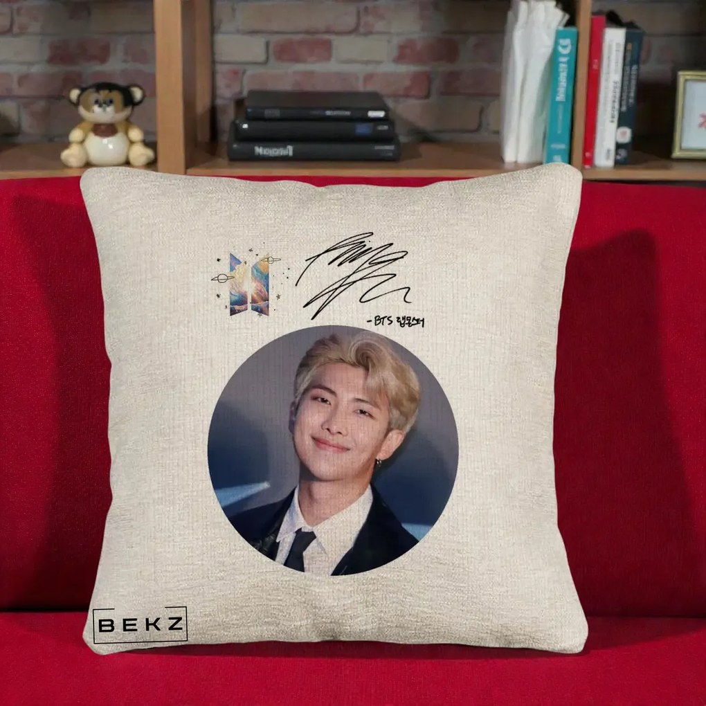 Perna Personalizata K-pop BTS RM Namjoon Portret Cerc cu Autograf, 40x40 cm, Bej Canapea, Husa Detasabila, Perna Inclusa, BEKZ®