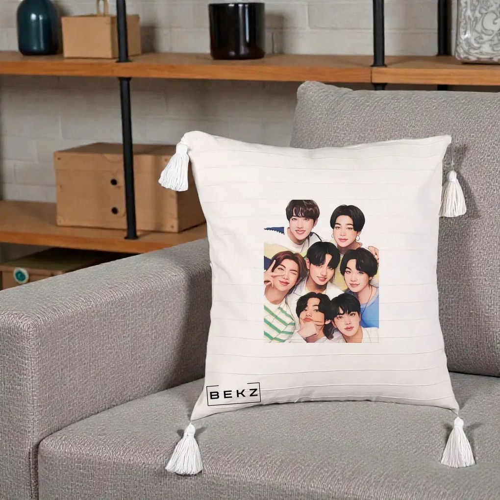 Perna Personalizata K-pop BTS Bangtan Boys Portret Grup Fanart, 40x40 cm, Bej cu Franjuri, Husa Detasabila, Perna Inclusa, BEKZ®