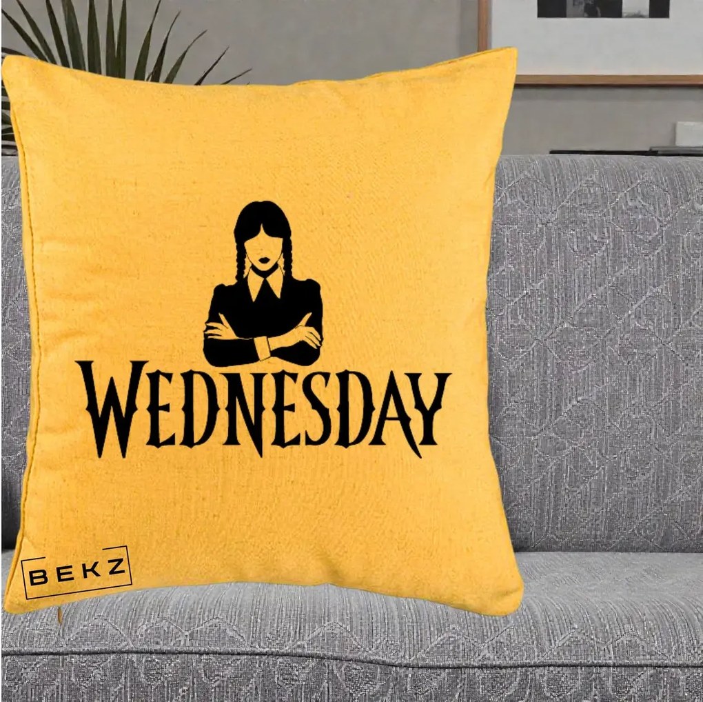 Perna Personalizata Wednesday Addams cu Brate Incrucisate, 40x40 cm, Galben, Husa Detasabila, Perna Inclusa, BEKZ®