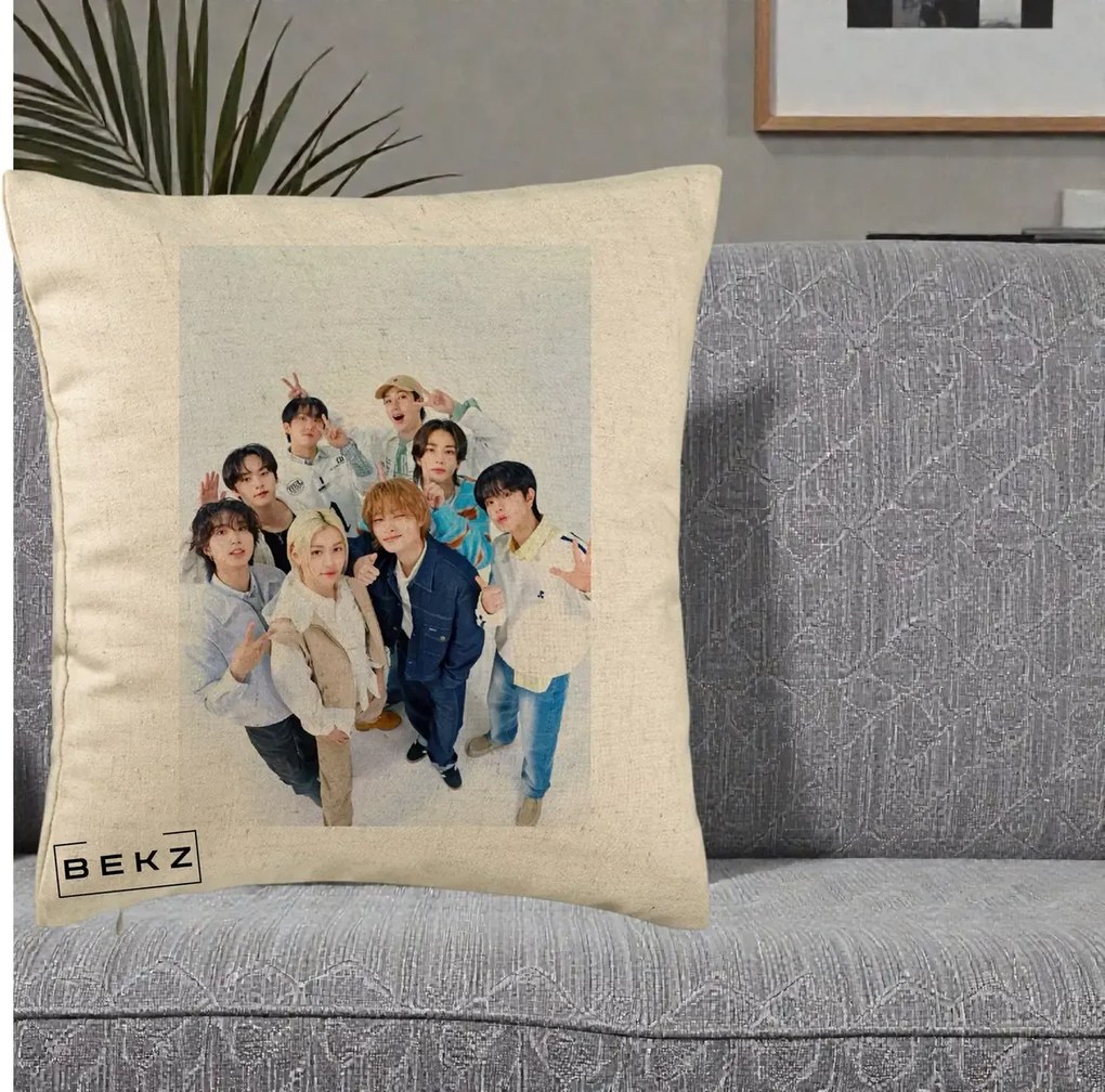 Perna Personalizata K-pop Stray Kids Foto Grup Alb cu 8 Membrii de Sus, 40x40 cm, Bej, Husa Detasabila, Perna Inclusa, BEKZ®