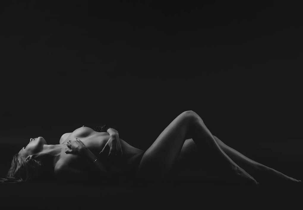 Fototapet - Femeie nud mincinoasă (147x102 cm)