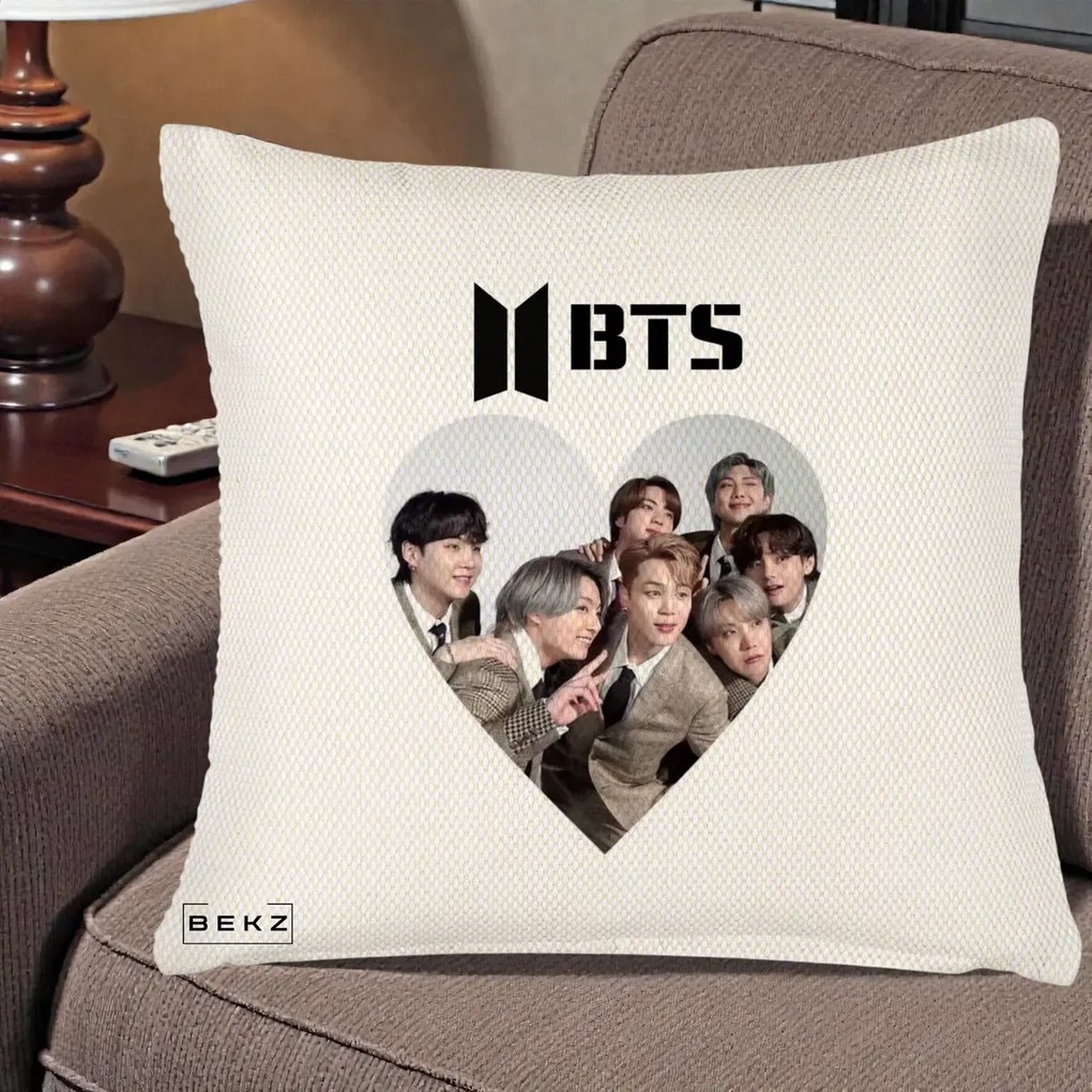 Perna Personalizata K-pop BTS Grup Fotografie in Inima, 40x40 cm, Crem Reliefat, Husa Detasabila, Perna Inclusa, BEKZ®