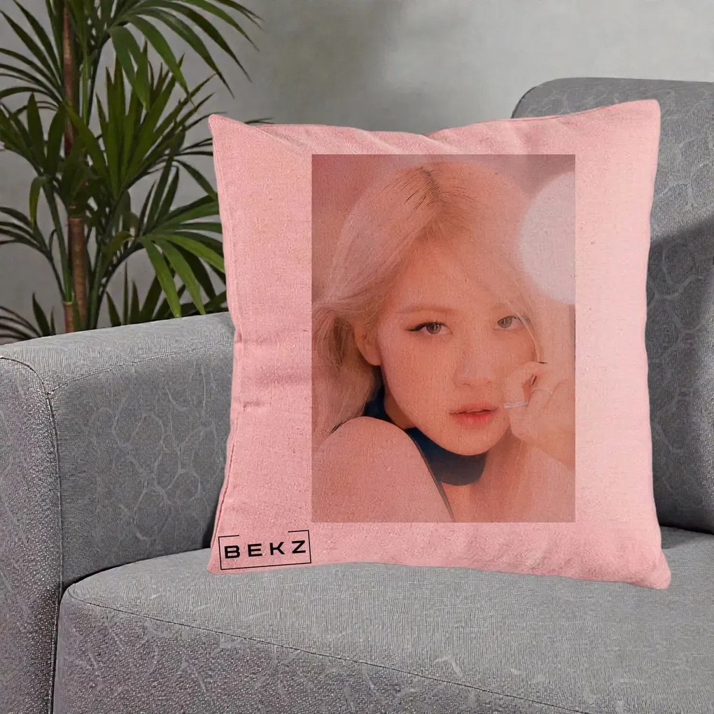 Perna Personalizata K-pop BLACKPINK Rose Blond cu Inel Roz Pastel, 40x40 cm, Roz, Husa Detasabila, Perna Inclusa, BEKZ®