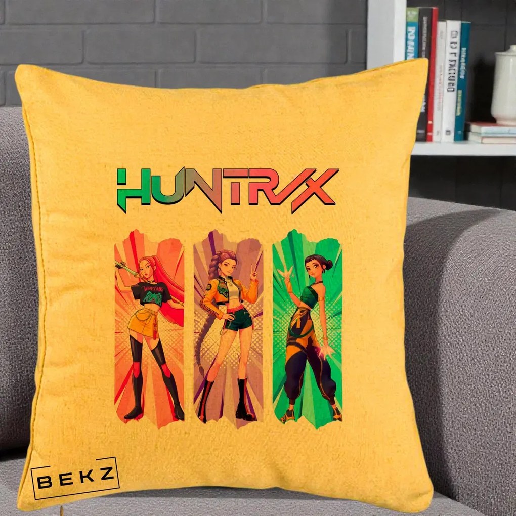 Perna Personalizata K-pop HUNTRX Trio cu Pisica in Benzi, 40x40 cm, Galben, Husa Detasabila, Perna Inclusa, BEKZ®
