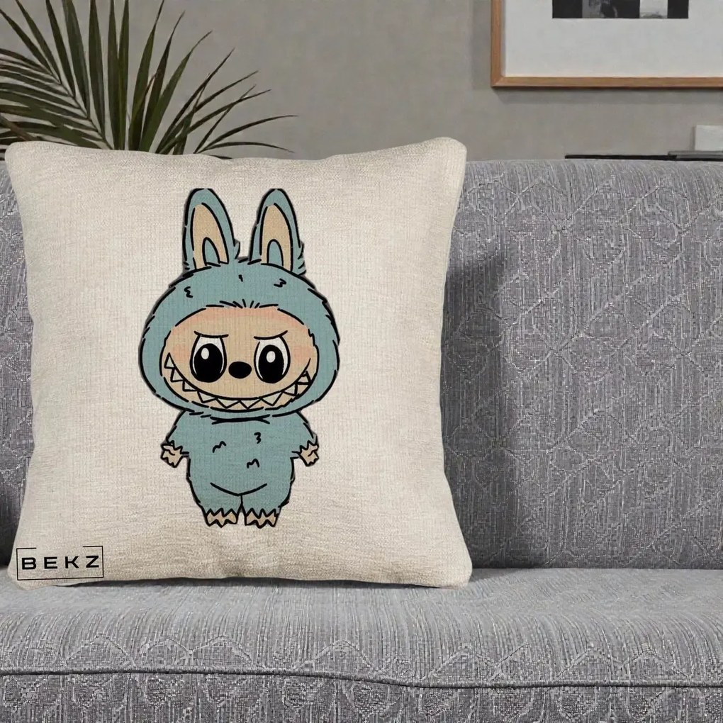 Perna Personalizata Labubu Albastru-Gri Solo, 40x40 cm, Bej Canapea, Husa Detasabila, Perna Inclusa, BEKZ®