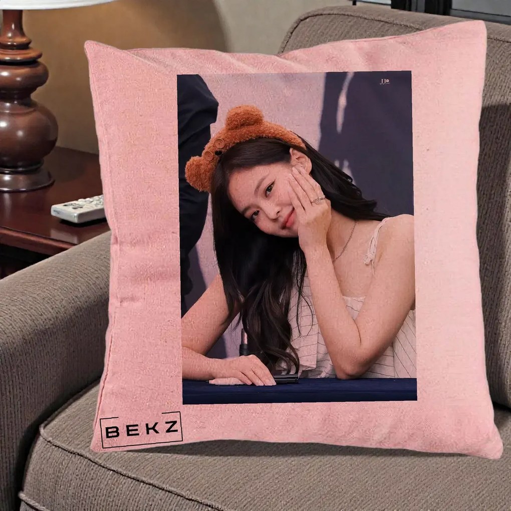 Perna Personalizata K-pop BLACKPINK Jennie Cute cu Diadema Ursulet, 40x40 cm, Roz, Husa Detasabila, Perna Inclusa, BEKZ®
