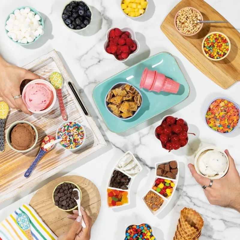 Aparat de facut inghetata 13in1 Ninja CREAMi Scoop & Swirl™ NC701EUSTGD, 800 W, 13 programe, Maneta cu 3 trepte pentru cornete, CreamiFit, Creamify, 2 cupe de 473 ml, Personalizare, Crem/Auriu