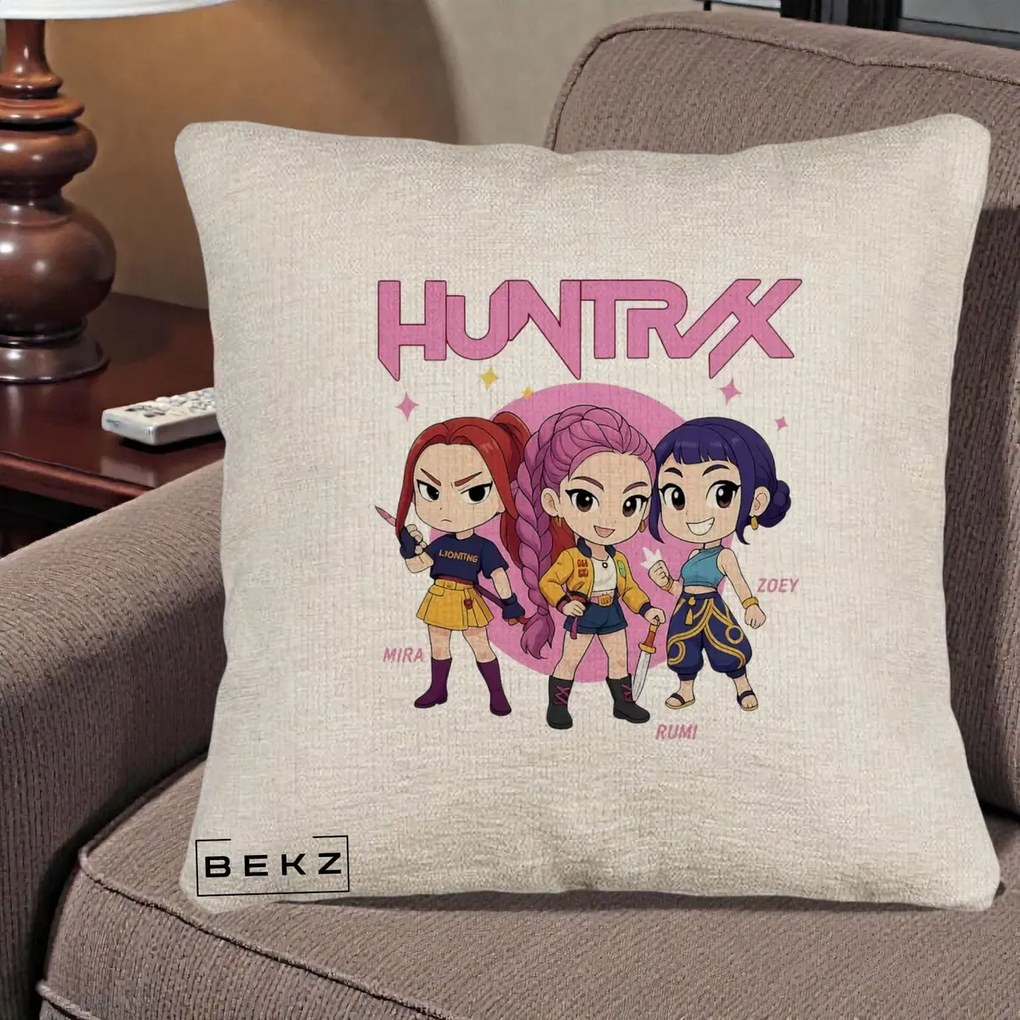Perna Personalizata K-pop HUNTRX Trio Chibi cu Arme, 40x40 cm, Bej Canapea, Husa Detasabila, Perna Inclusa, BEKZ®