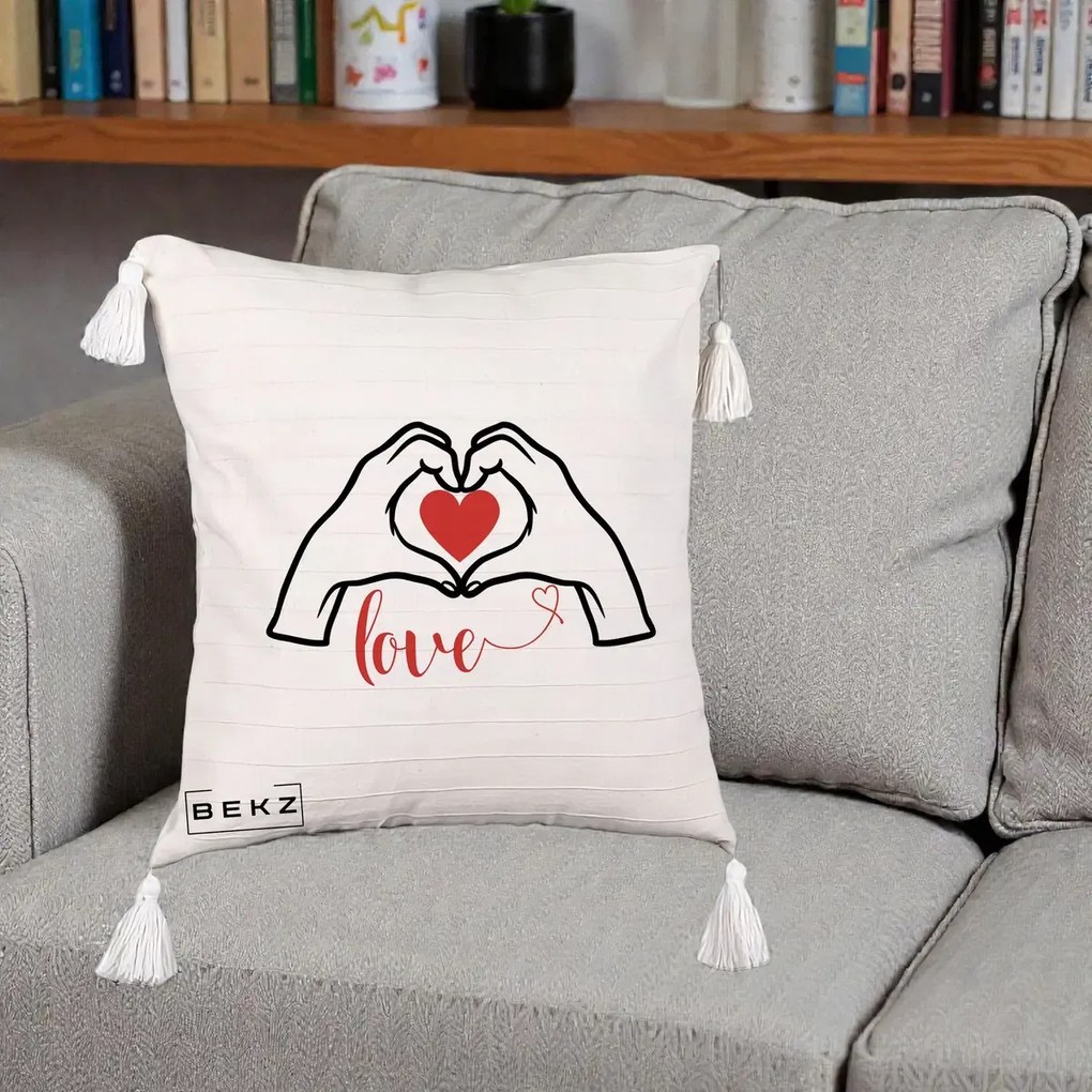 Perna Decorativa Love Maini Inima cu Inscriptie Love Rosu, 40x40 cm, Bej cu Franjuri, Husa Detasabila, Perna Inclusa, BEKZ®