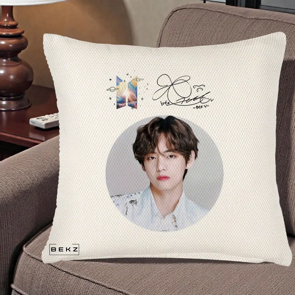 Perna Personalizata K-pop BTS V Taehyung Portret Cerc Autograf, 40x40 cm, Crem Reliefat, Husa Detasabila, Perna Inclusa, BEKZ®
