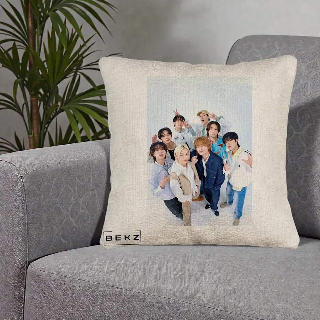 Perna Personalizata K-pop Stray Kids Foto Grup Alb cu 8 Membrii de Sus, 40x40 cm, Bej Canapea, Husa Detasabila, Perna Inclusa, BEKZ®