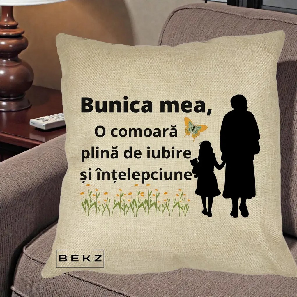 Cadou pentru Bunica - Perna Personalizata Bunica Mea Comoara Iubire Intelepciune Varianta Extinsa, 40x40 cm, Crem, Husa Detasabila, Perna Inclusa, BEKZ®