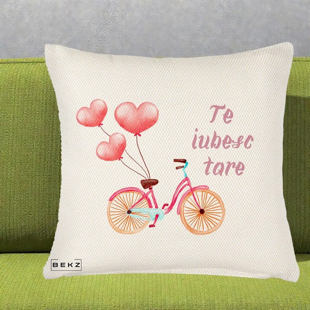 Perna Decorativa Te Iubesc Tare cu Bicicleta Roz si Baloane Inima, 40x40 cm, Crem Reliefat, Husa Detasabila, Perna Inclusa, BEKZ®