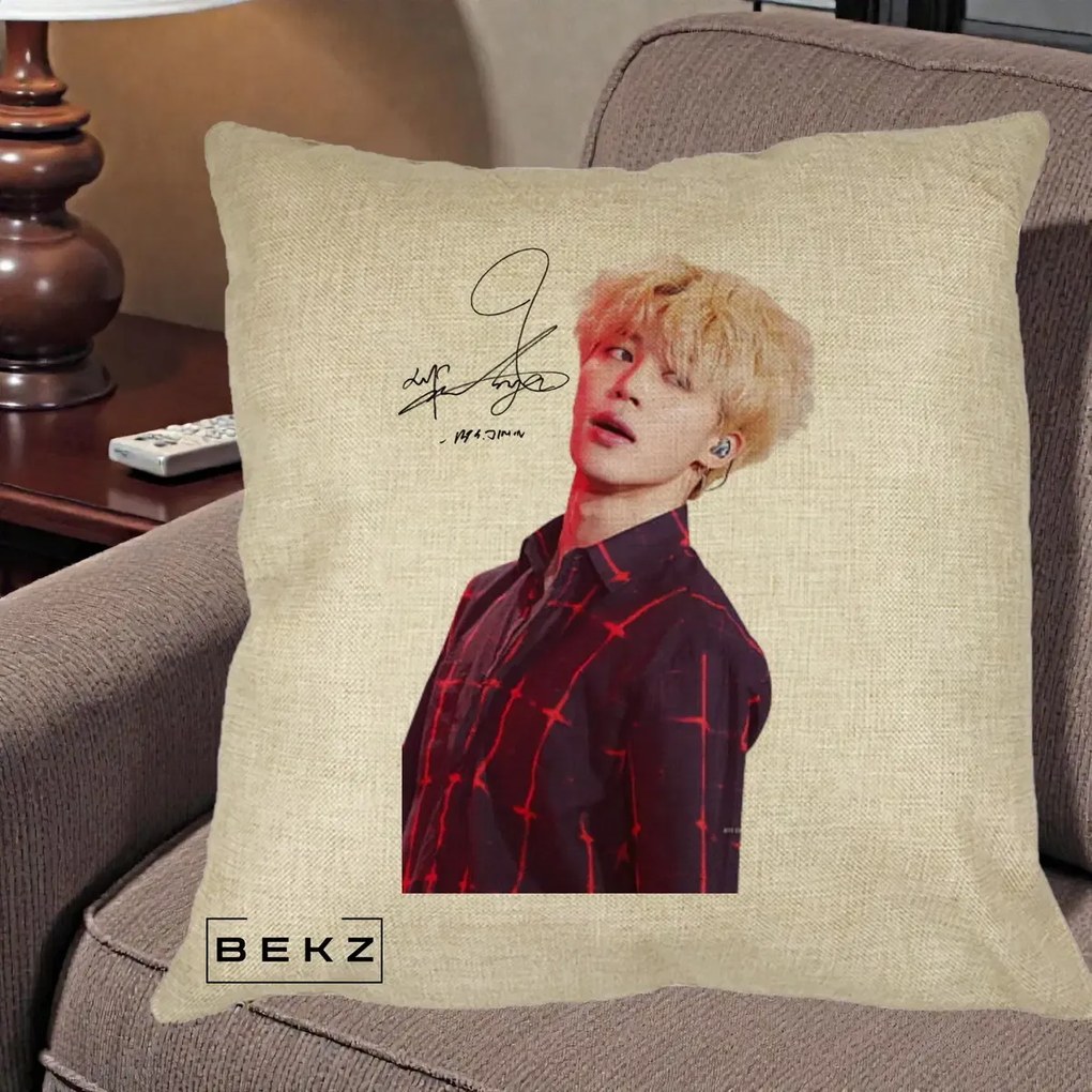 Perna Personalizata K-pop BTS Jimin Portret Artistic par Blond Autograf, 40x40 cm, Crem, Husa Detasabila, Perna Inclusa, BEKZ®