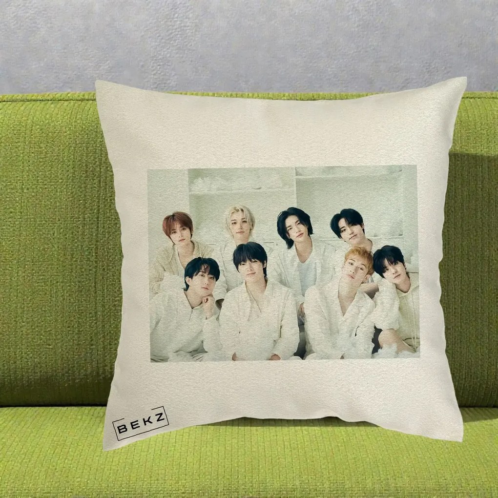 Perna Personalizata K-pop Stray Kids Foto Grup Alb All-White cu 8 Membrii, 40x40 cm, Ecru, Husa Detasabila, Perna Inclusa, BEKZ®