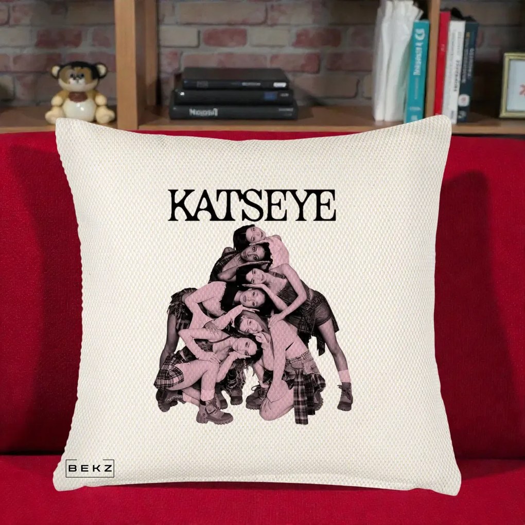 Perna personalizata K-pop KATSEYE Foto Roz Vintage, 45x45 cm cu Umplutura, Crem Reliefat, BEKZ