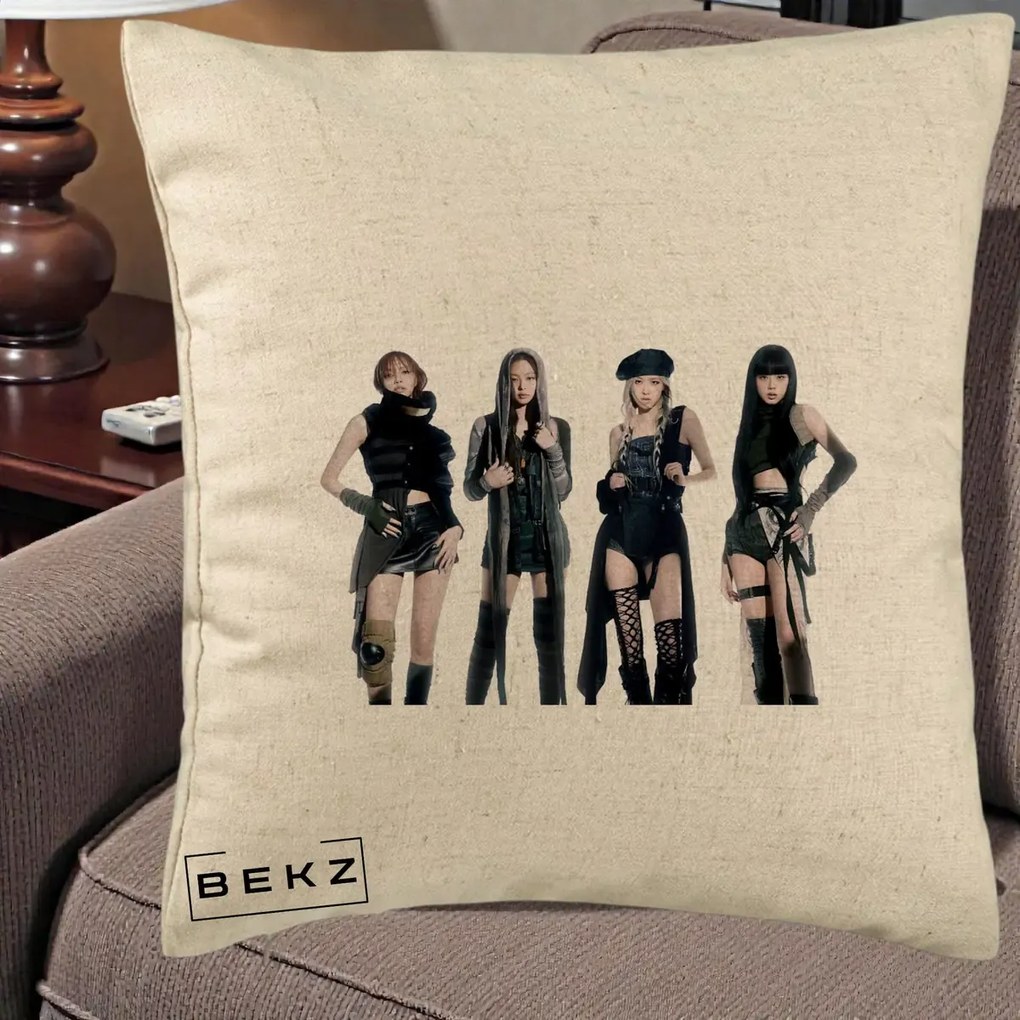 Perna Personalizata K-pop BLACKPINK Tinute Negre Elegante Grup, 40x40 cm, Bej, Husa Detasabila, Perna Inclusa, BEKZ®