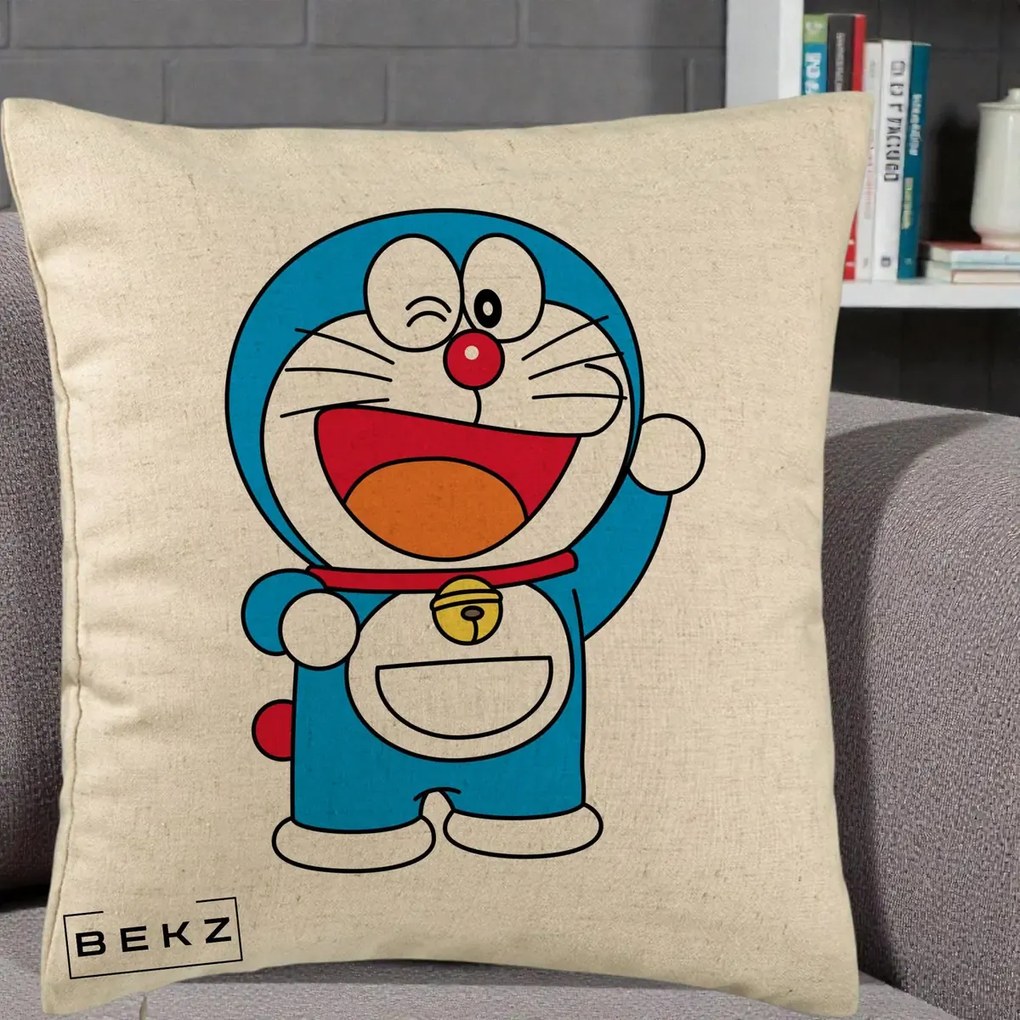Perna Personalizata Doraemon Salutand, 40x40 cm, Bej, Husa Detasabila, Perna Inclusa, BEKZ®