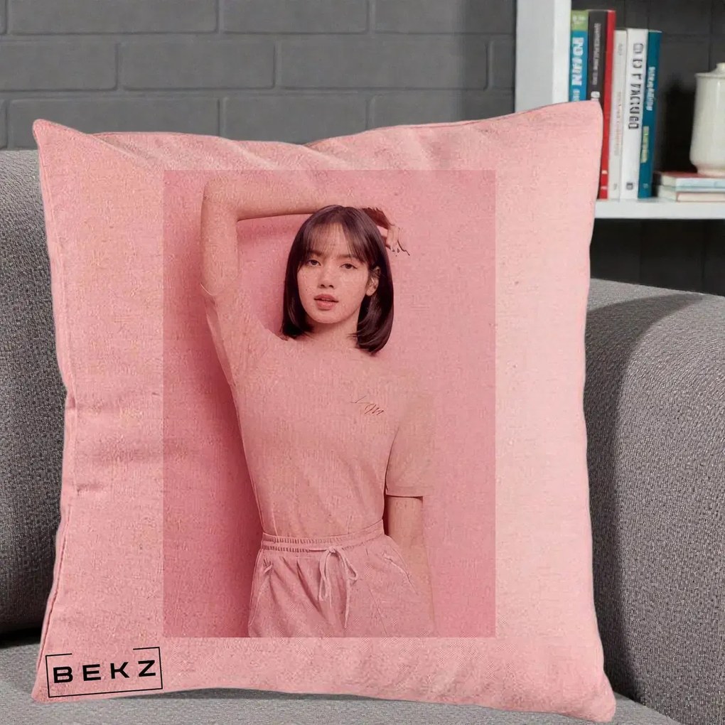 Perna Personalizata K-pop BLACKPINK Lisa Roz, 40x40 cm, Roz, Husa Detasabila, Perna Inclusa, BEKZ®