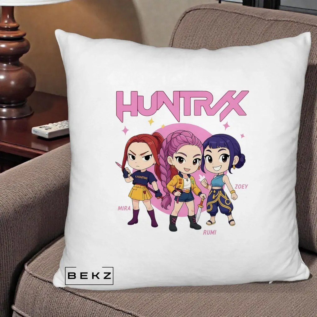 Perna Personalizata K-pop HUNTRX Trio Chibi cu Arme, 40x40 cm, Alb Pufos, Husa Detasabila, Perna Inclusa, BEKZ®