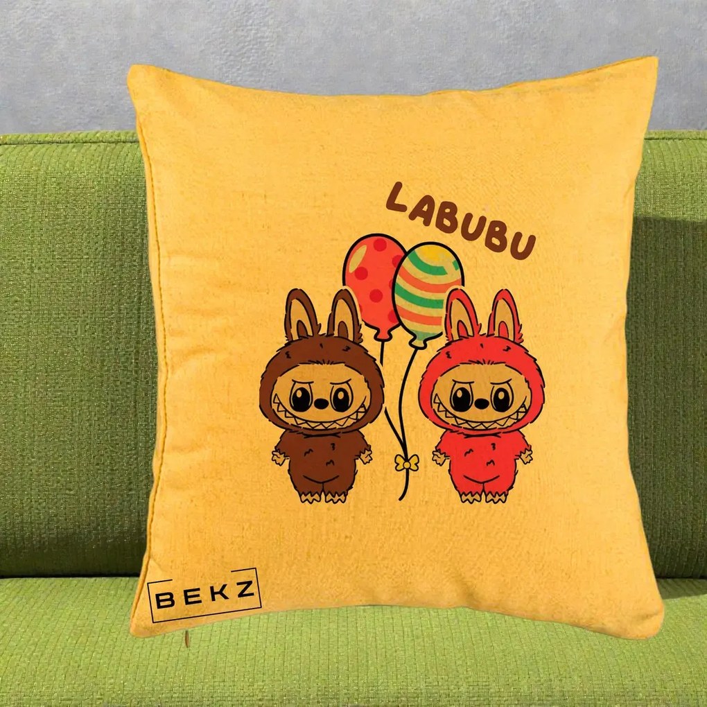 Perna Personalizata Labubu Cuplu cu Baloane, 40x40 cm, Galben, Husa Detasabila, Perna Inclusa, BEKZ®