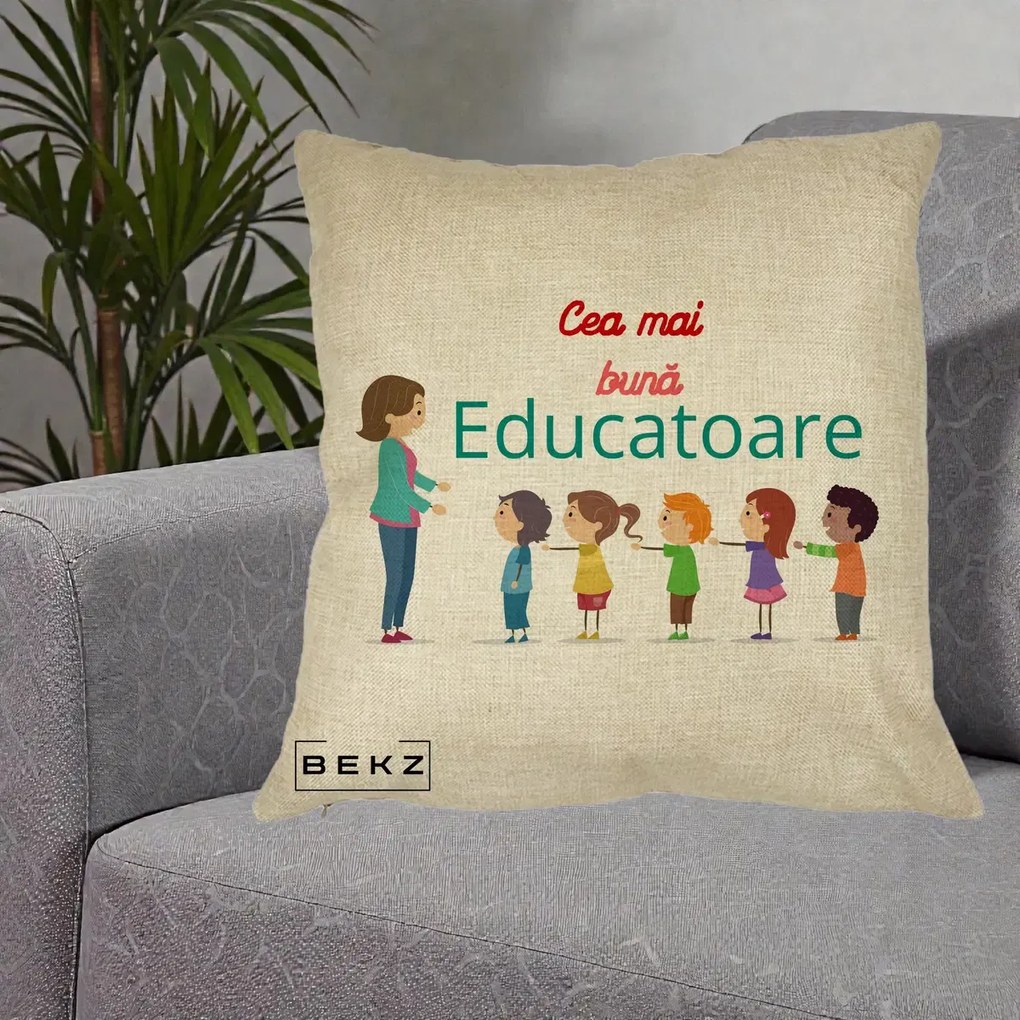 Cadou pentru Educatoare - Perna Personalizata Cea mai Buna Educatoare cu Ilustratie Copii si Educatoare, 40x40 cm, Crem, Husa Detasabila, Perna Inclusa, BEKZ®