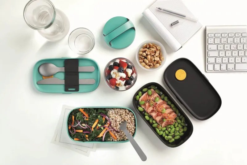 Set 2 recipiente pentru alimente Lekue On The Go 1010221, 2x500 ml, Inchidere ermetica, Compartiment tacamuri, Supapa pentru cuptorul cu microunde, Coral/Negru