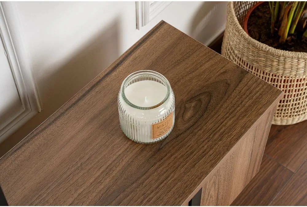 Comodă TV în culoare naturală închisă cu aspect de lemn de nuc 180x50x29,5 cm Serenity – Kalune Design