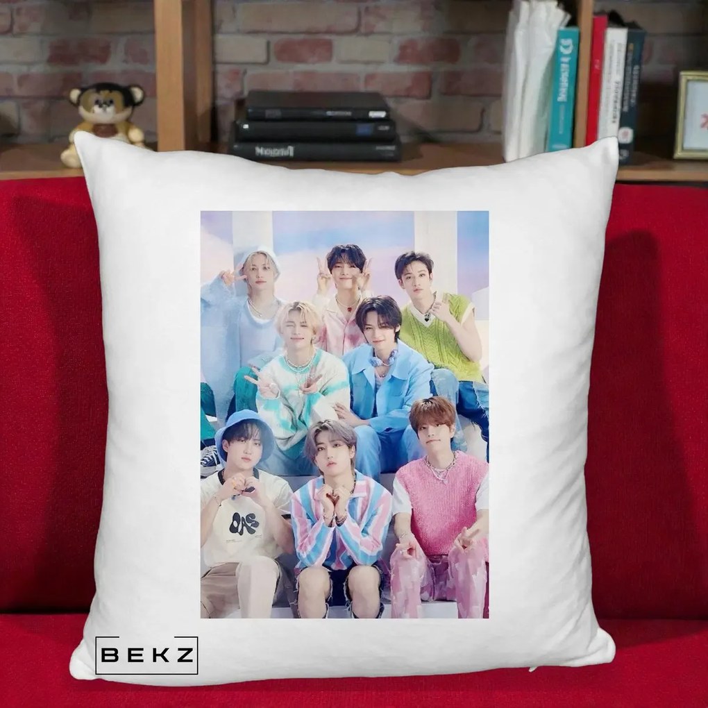 Perna Personalizata K-Pop Grup Foto Pasteluri cu 8 Artisti, 40x40 cm, Alb Pufos, Husa Detasabila, Perna Inclusa, BEKZ®