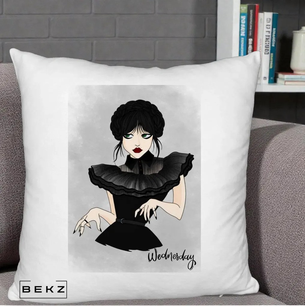 Perna Personalizata Wednesday Addams Portret Gotic, 40x40 cm, Alb Pufos, Husa Detasabila, Perna Inclusa, BEKZ®