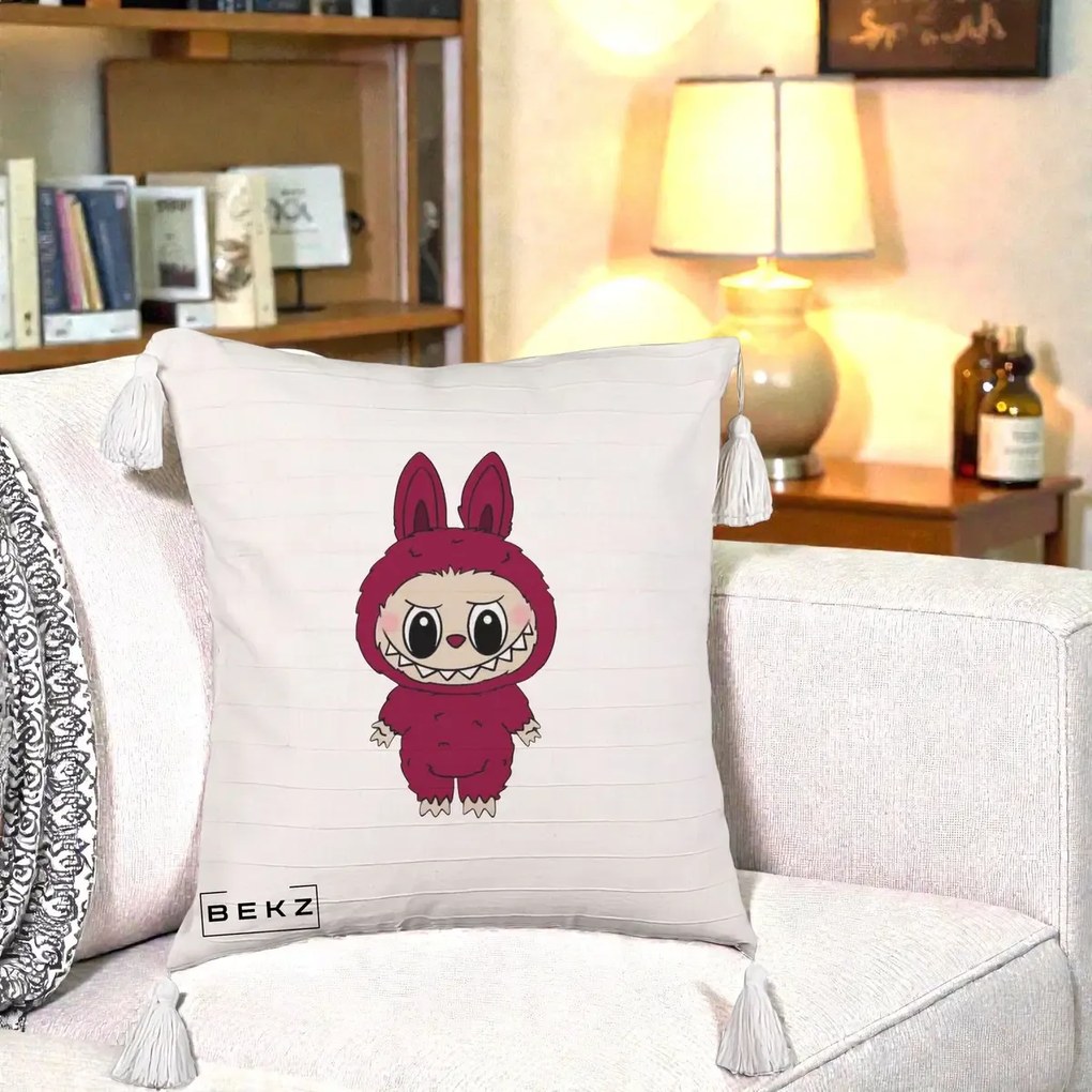 Perna Personalizata Labubu Rosu-Visiniu Solo, 40x40 cm, Bej cu Franjuri, Husa Detasabila, Perna Inclusa, BEKZ®