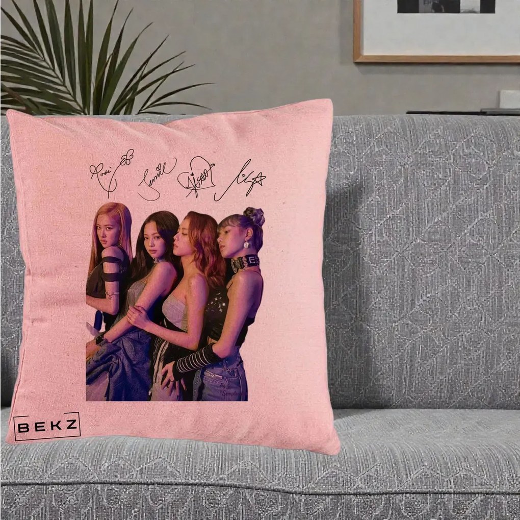 Perna Personalizata K-pop BLACKPINK Fotografie Grup Autografe Deasupra, 40x40 cm, Roz, Husa Detasabila, Perna Inclusa, BEKZ®
