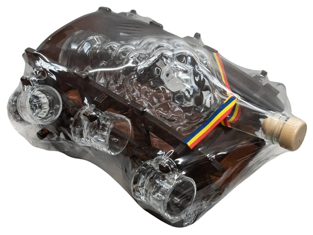 Car miniatura cu sticla de tuica si paharele