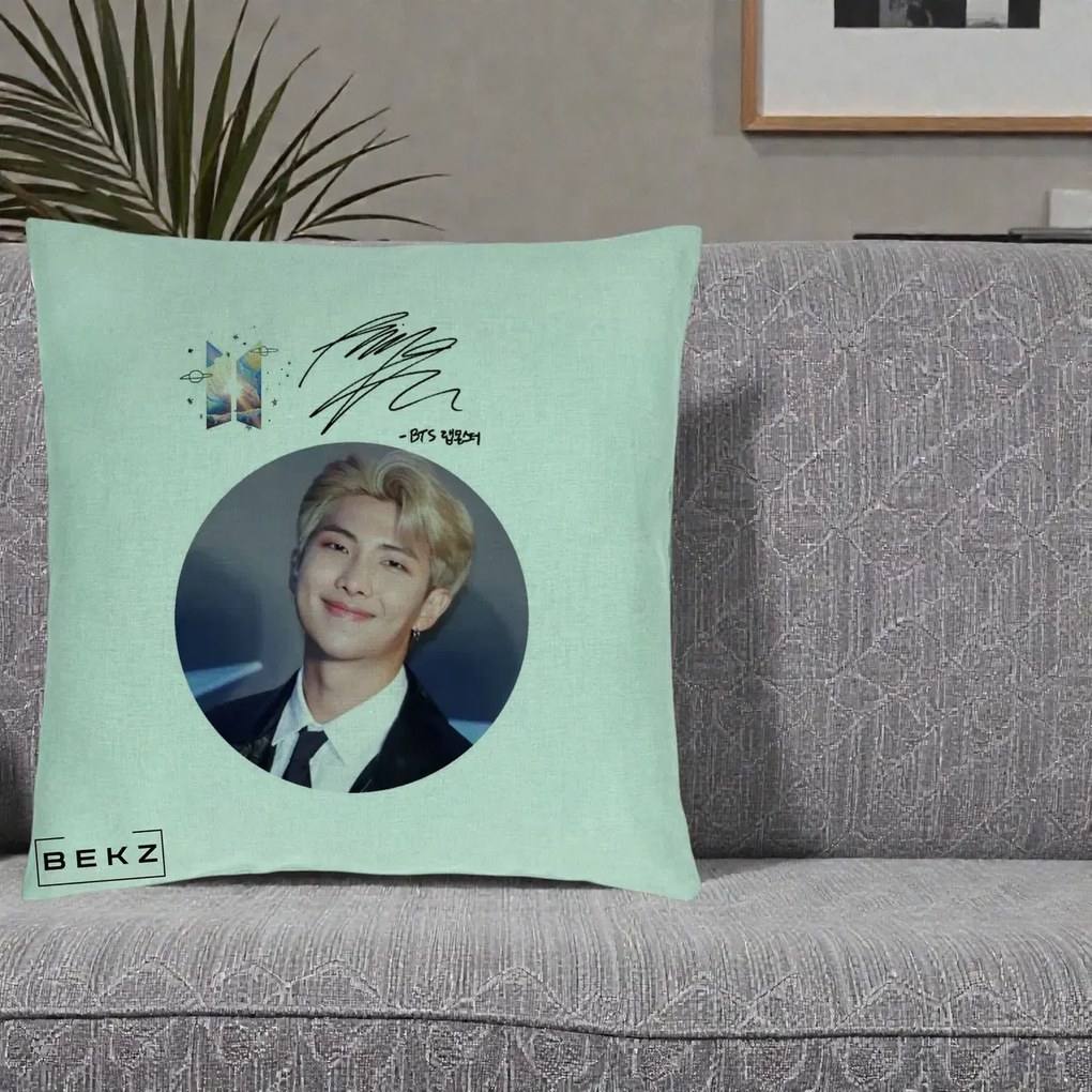 Perna Personalizata K-pop BTS RM Namjoon Portret Cerc cu Autograf, 40x40 cm, Verde Menta, Husa Detasabila, Perna Inclusa, BEKZ®
