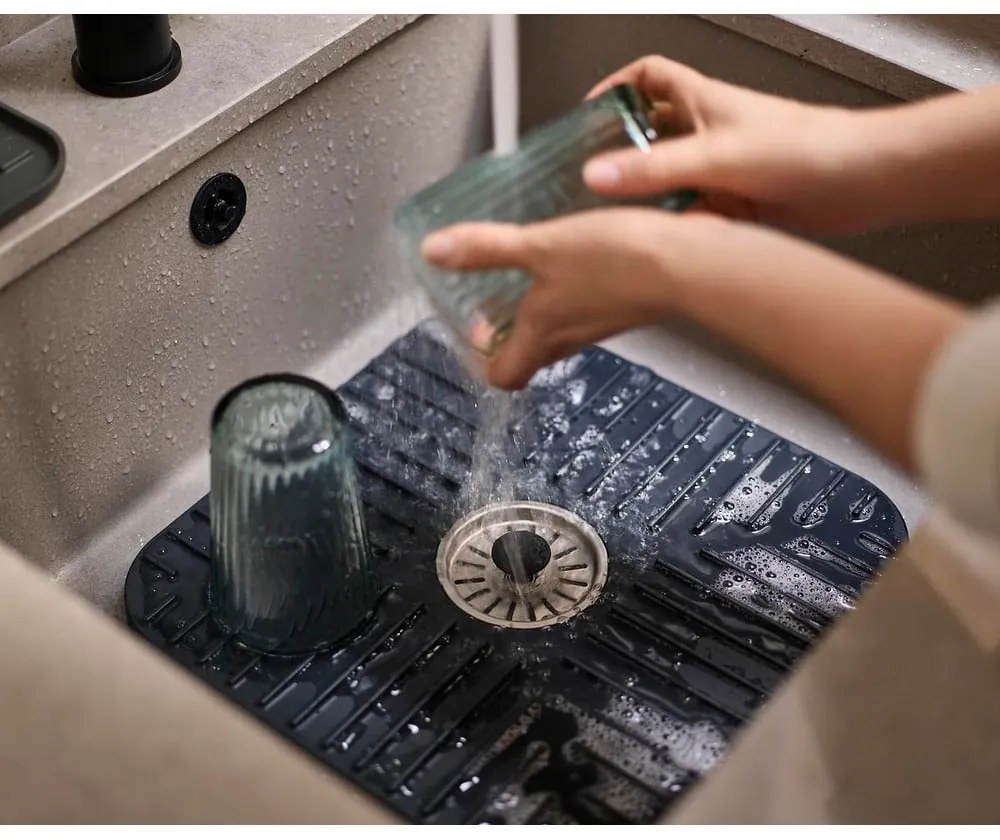 Protecție antiderapantă pentru chiuvetă 30x30 cm SinkShield – Joseph Joseph