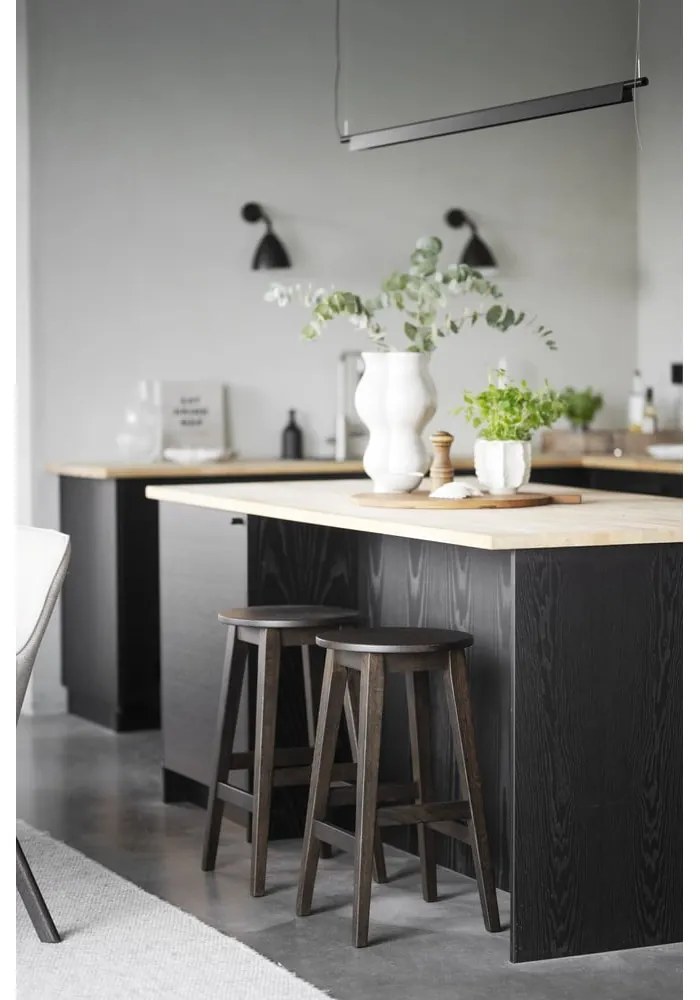 Set de scaune de bar maro închis 2 buc. din lemn de stejar (înălțime șezut 65 cm) Austin – Rowico