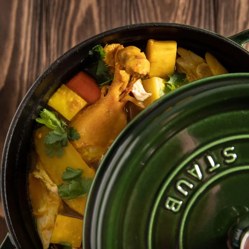 Oala din fonta Staub La Cocotte 40509-361-0, 6,7 l, 28 cm, de la -20°C pana la 260 °C, Emailata, Capac cu structura anti-picaturi, Toate plitele inclusiv inductie, Verde