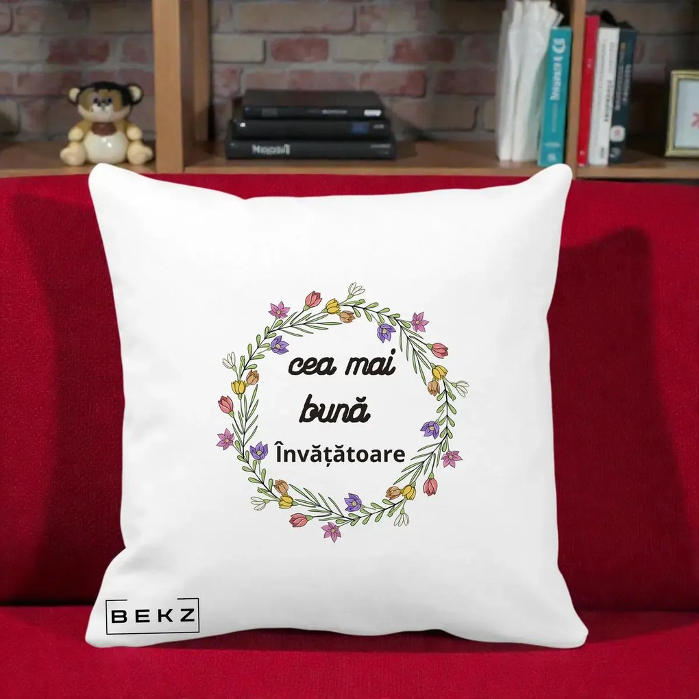 Cadou pentru Invatatoare - Perna Personalizata Cea mai Buna Invatatore cu Coronita Florala Colorata, 40x40 cm, Alba Mata, Husa Detasabila, Perna Inclusa, BEKZ®