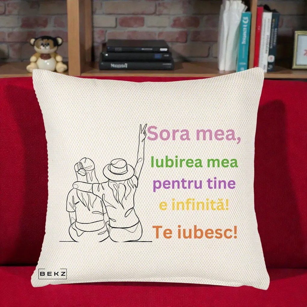 Cadou pentru Sora - Perna Personalizata Sora Mea Te Iubesc Doua Fete cu Palarie si Umbrela, 40x40 cm, Crem Reliefat, Husa Detasabila, Perna Inclusa, BEKZ®