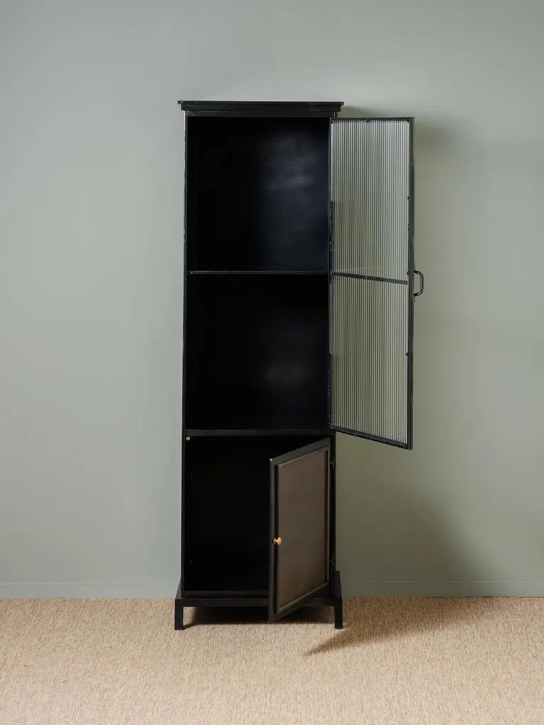 Dulap înalt și îngust industrial din metal și sticlă, negru, cu 2 uși, 3 rafturi și sticlă striată, 165 x 52 x 38 cm, „Malcolm”