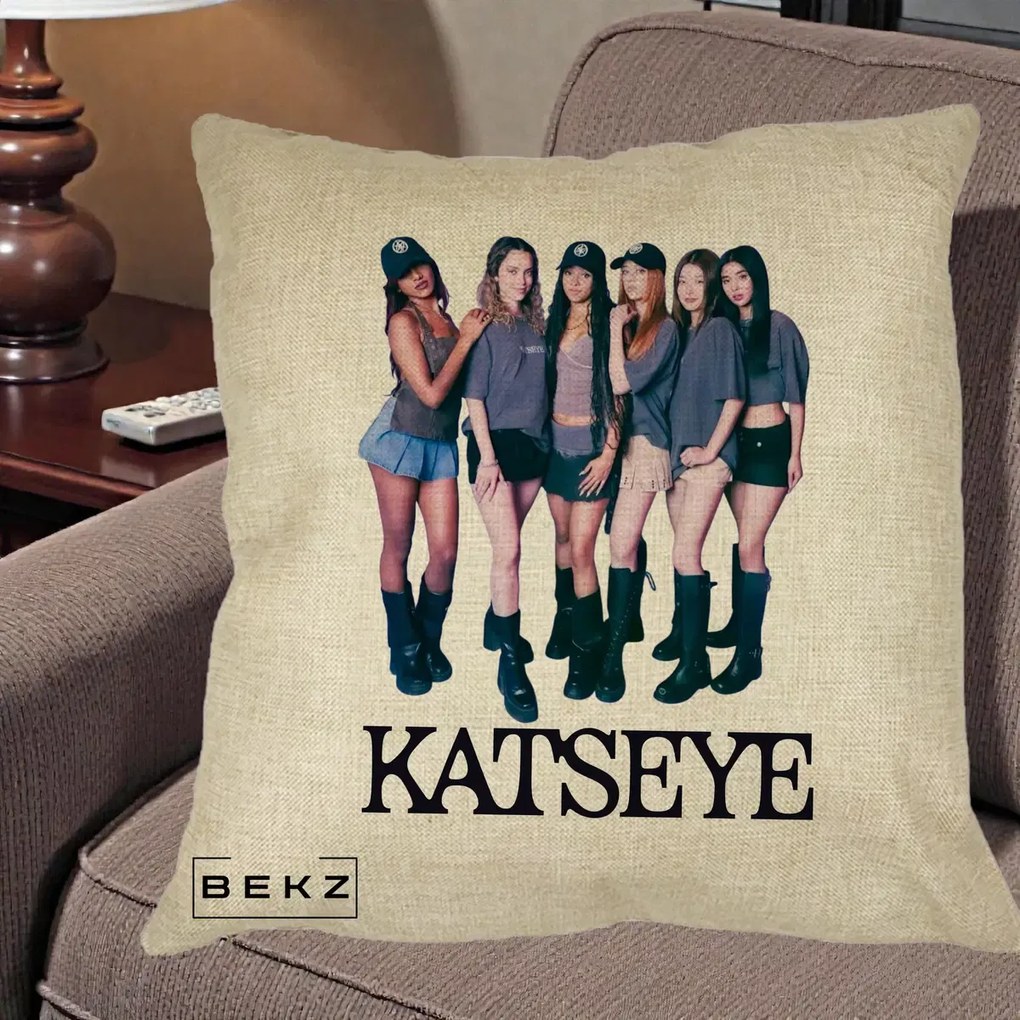 Perna Personalizata K-pop KATSEYE Grup Foto Tinute Gri, 40x40 cm, Crem, Husa Detasabila, Perna Inclusa, BEKZ®