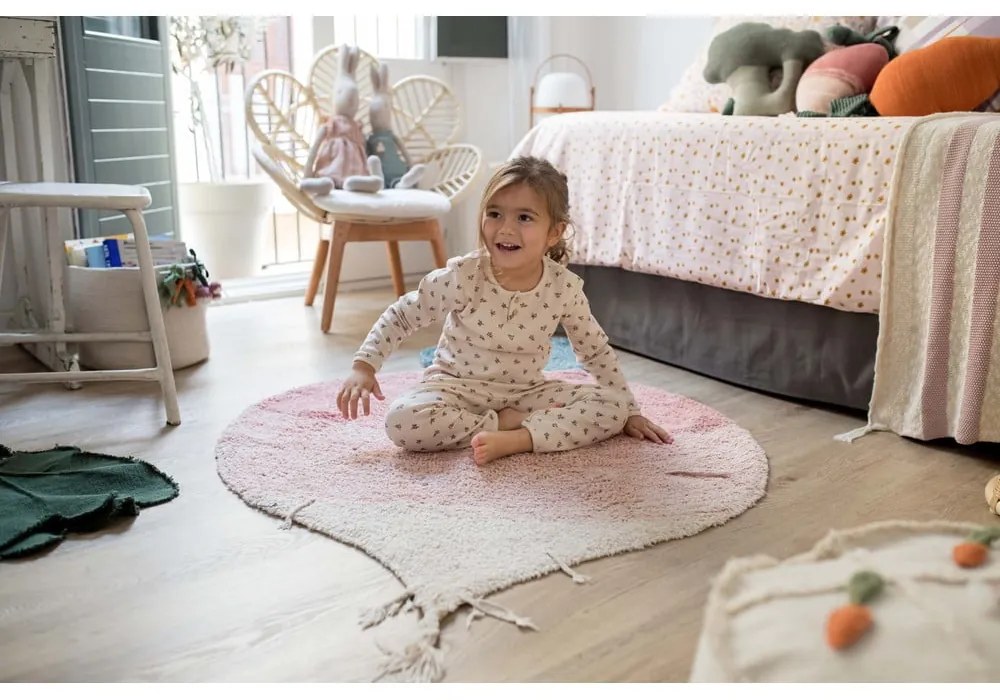 Covor pentru copii roz lavabil/țesut manual din bumbac 100x150 cm Ramona the Radish – Lorena Canals