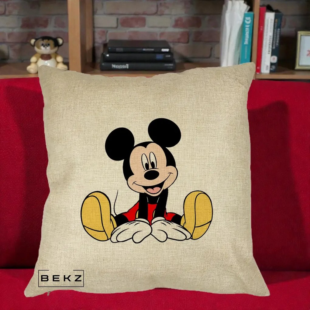 Perna Personalizata Mickey Mouse Relaxat, 40x40 cm, Crem, Husa Detasabila, Perna Inclusa, BEKZ®