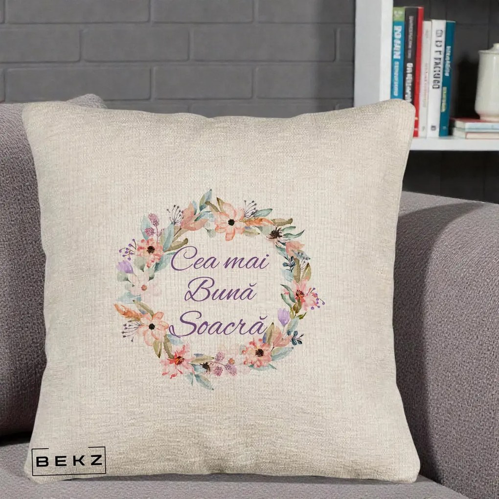 Cadou pentru Soacra - Perna Personalizata Cea mai Buna Soacra cu Coronita Flori Boho Pastel, 40x40 cm, Bej Canapea, Husa Detasabila, Perna Inclusa, BEKZ®
