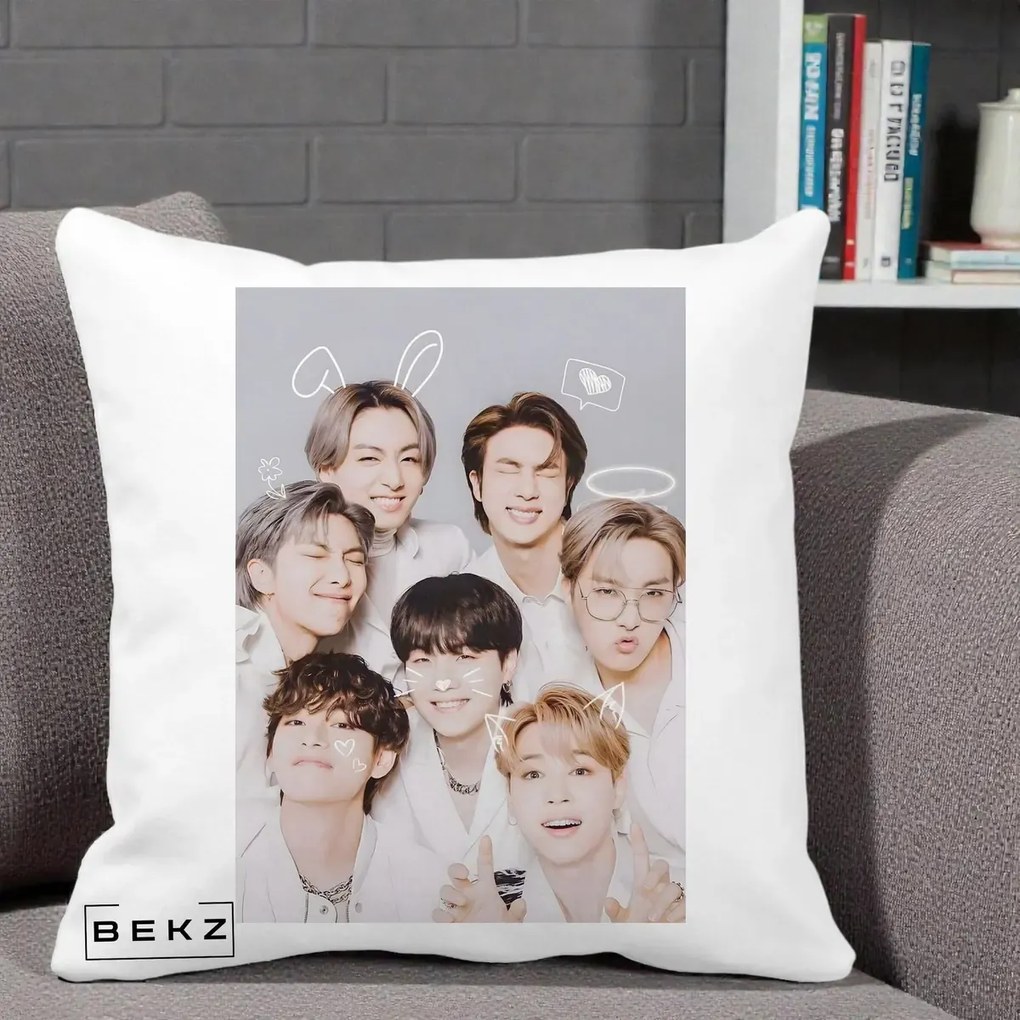 Perna Personalizata K-pop BTS Foto Grup Cute cu Animatii si 7 Membrii, 40x40 cm, Alba Mata, Husa Detasabila, Perna Inclusa, BEKZ®